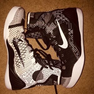 Men’s Black/White Koby Bryant 9 BHM shoes, Sz 10